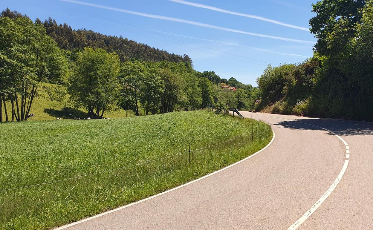 El camino que une Comillas y Ruiseñada no cuenta con una zona para que transiten los peatones. 