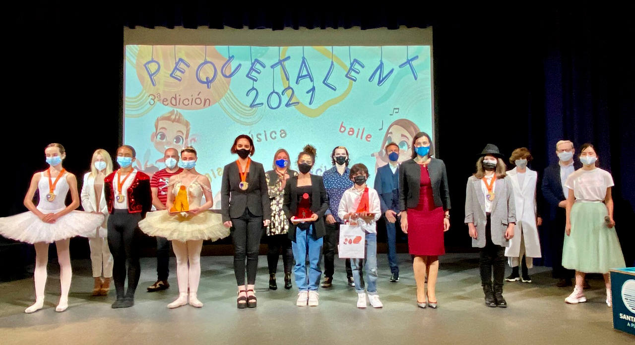 Foto de familia con los ganadores; el jurado (Ana Mancina, Jesús Mazón, Rosa Casuso, Daniel Ka, Miguel Cadavieco, faltó Vicent Pelechano); la concejala de Dinamización Social, Lorena Gutiérrez; y la alcaldesa de Santander, Gema Igual, anfitriona y madrina del acto.