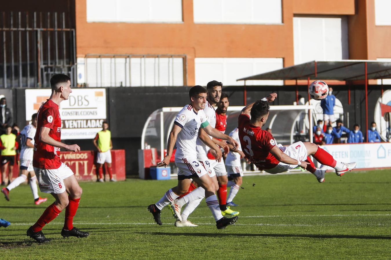 Los jugadores se felicitan por la buena temporada.