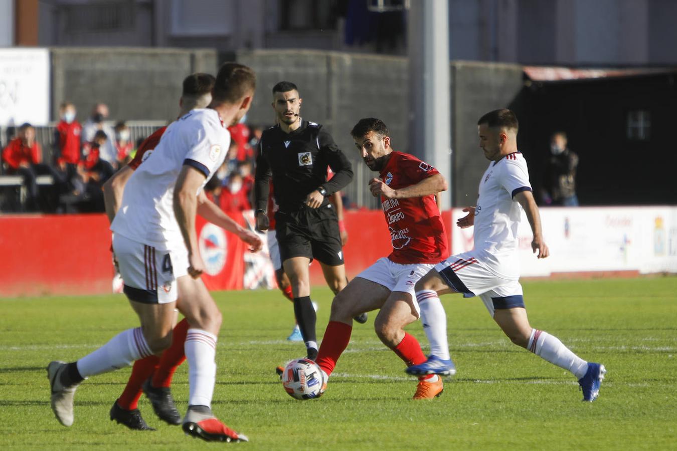 Los jugadores se felicitan por la buena temporada.