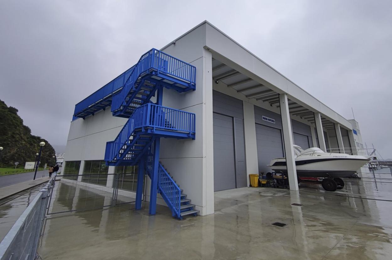 Exterior de la nueva nave de usos múltiples del puerto de Laredo. 
