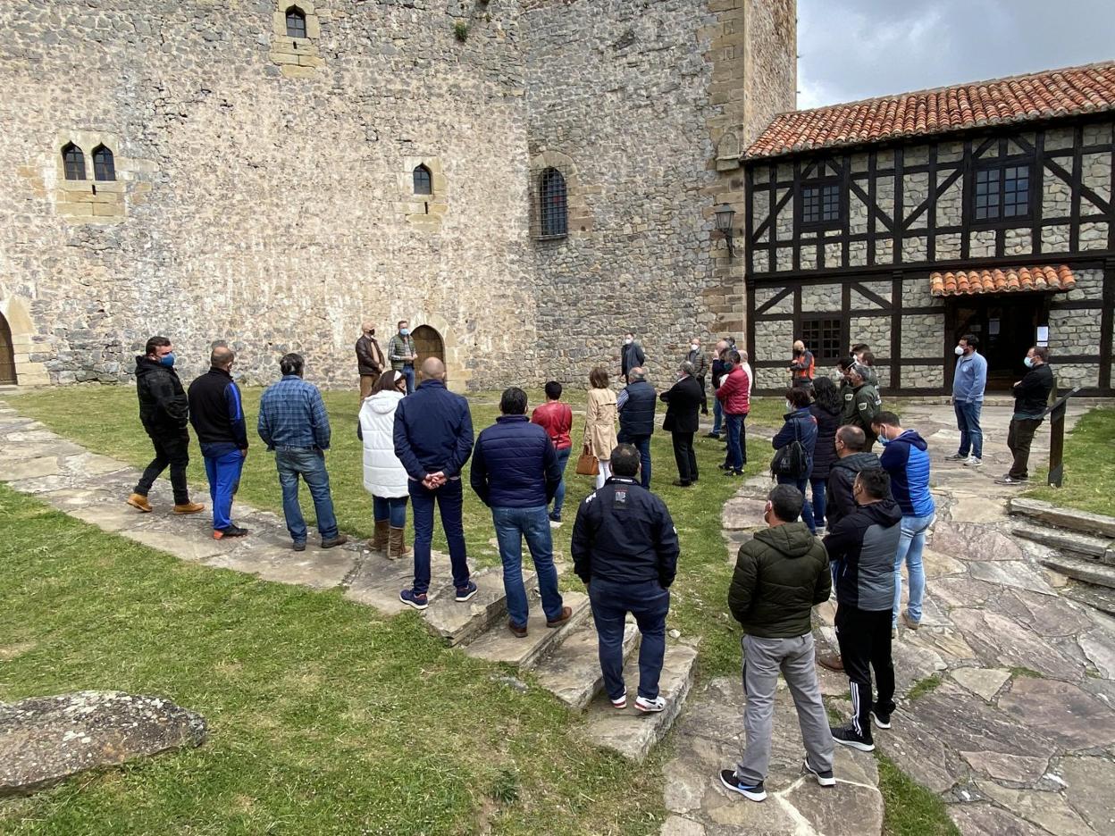 El encuentro se celebró en el patio de armas del castillo de Argüeso. DM