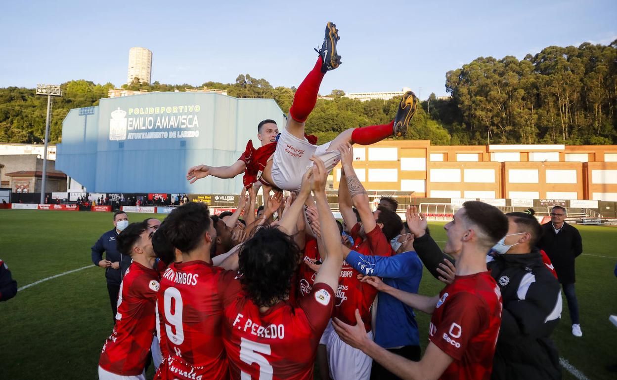 Los jugadores del Laredo mantean al capitán Manu Ortiz, que jugó su último partido