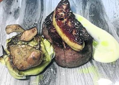 Imagen secundaria 1 - A la izquierda, Solomillo de vaca, foie y alcachofa. A la derecha, aguacate frito con langostino.