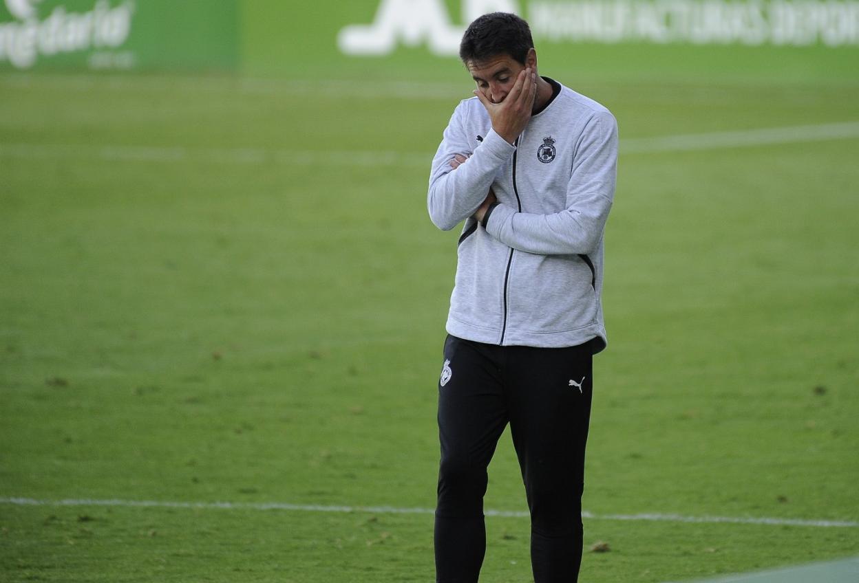 Aritz Solabarrieta, cariacontecido, durante el partido de ayer en El Sardinero. 