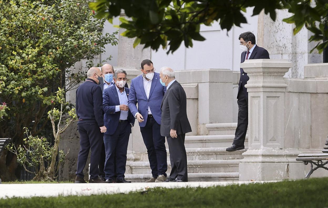 Laudelino Alperi, Francisco Rodríguez, Miguel Ángel Revilla, Adrian Barbón y Antonio Suárez, ayer, en la entrada del museo de Colombres. 