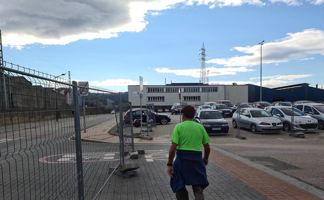 Un vecino camina en las inmediaciones del aparcamiento, frente a La Vidriera, en Maliaño. 