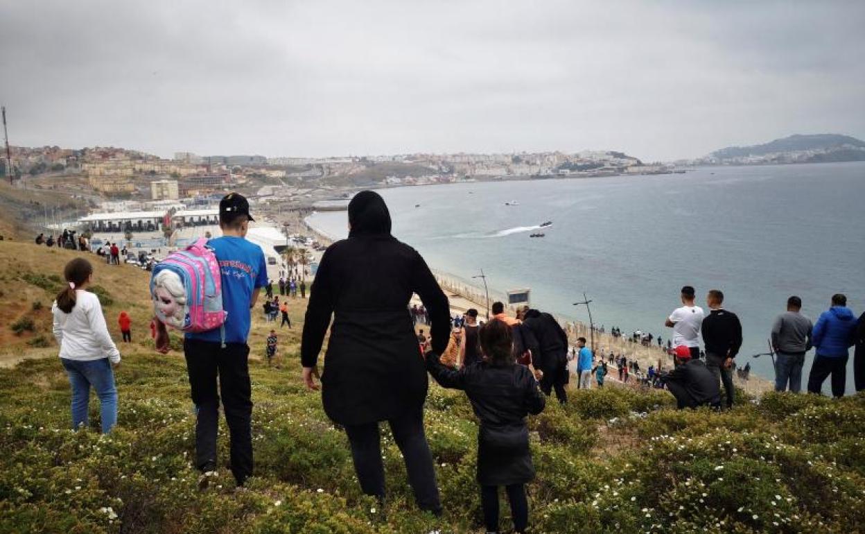 Cientos de personas dirigiéndose desde la localidad de Fnideq (Castillejos) para cruzar hacia Ceuta 