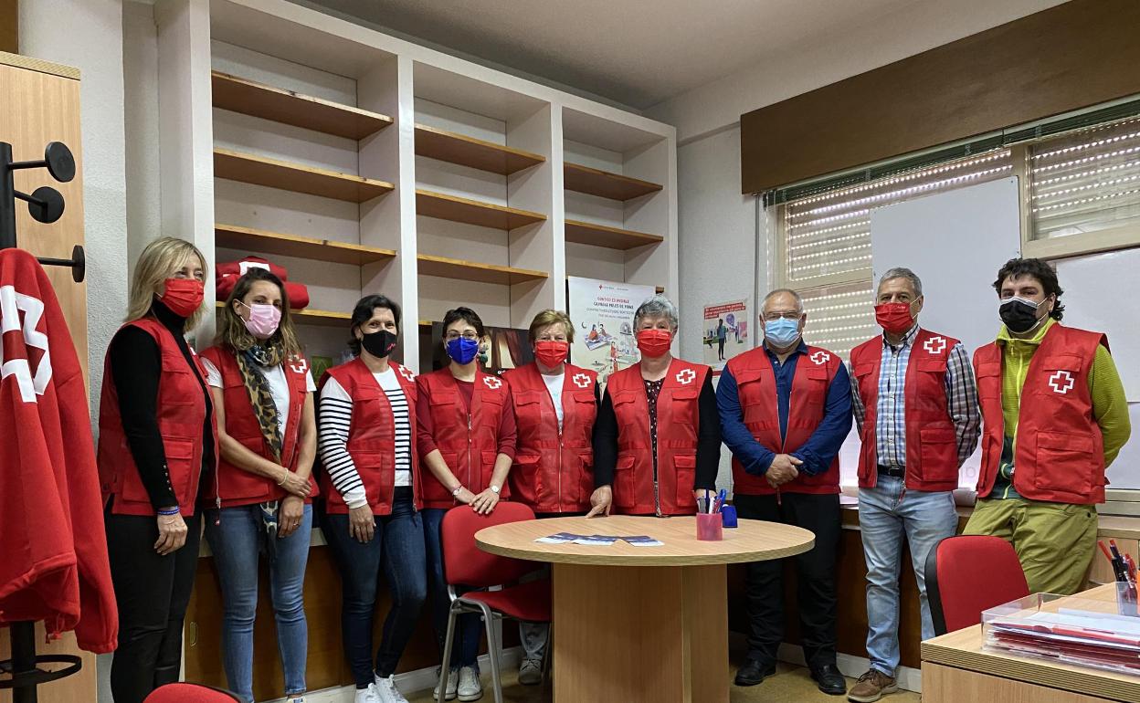 El presidente, Aquilino González, junto al grupo de voluntarios de Cruz Roja de Liébana y Peñarrubia 