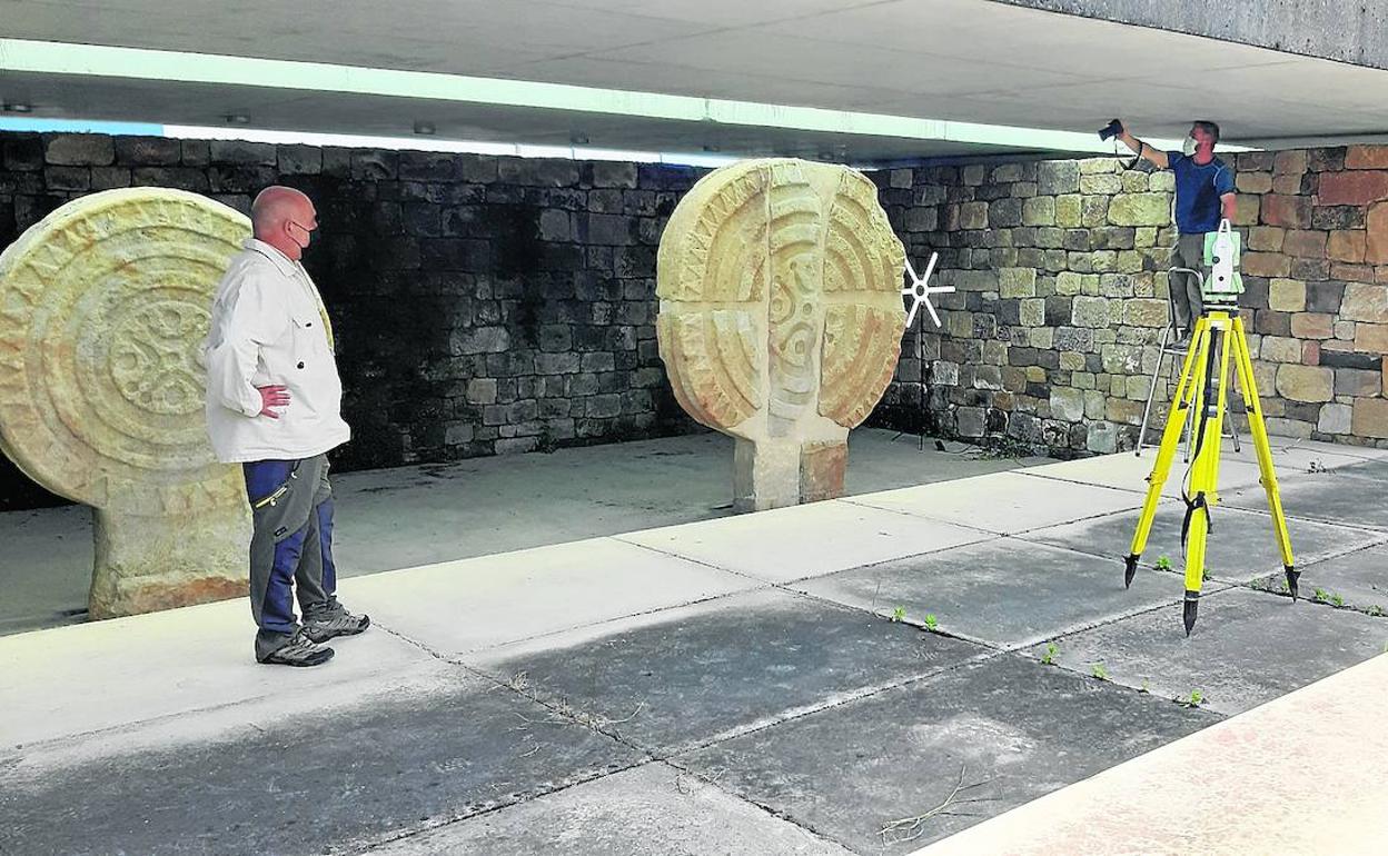 Javier Marcos, Lino Mantecón y Pablo Pérez, en el Parque de las Estelas de Barros. 