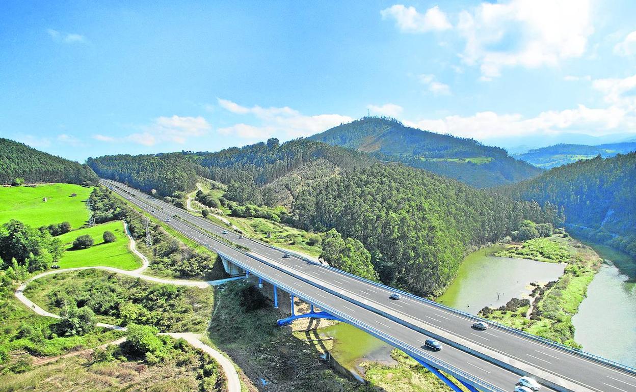 Viaducto de la A-8 que cruza el río Escudo, a la altura de Abaño, muy cerca de la salida de San VIcente de la Barquera. 