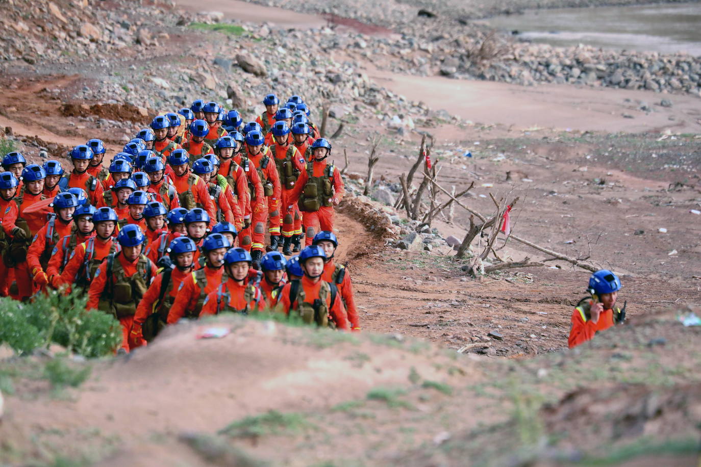 Los equipos de rescate buscando víctimas en el condado de Jingtai de la ciudad de Baiyin tras el fuerte temporal.