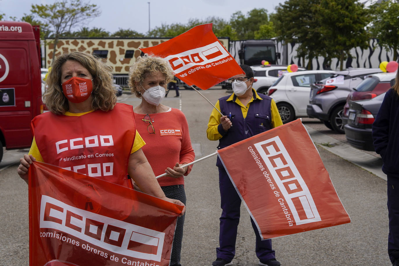 Fotos: Los trabajadores de Correos se movilizan en Santander