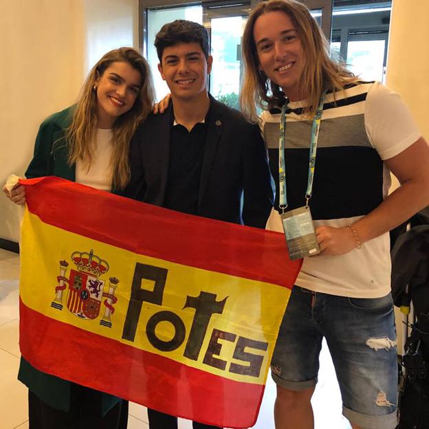 Con Amaia y Alfred posando con la bandera.