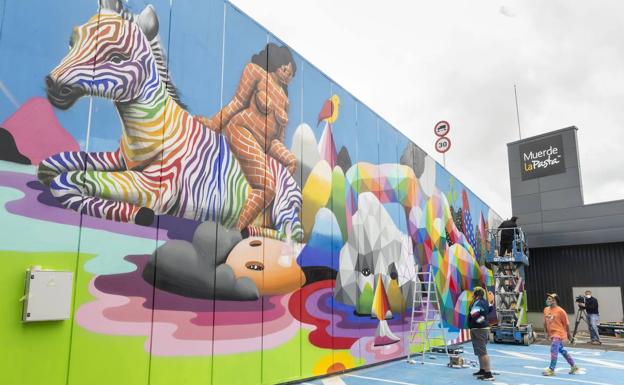 Imagen principal - Okuda presenta su nuevo mural a todo color en el parque comercial Bahía Real