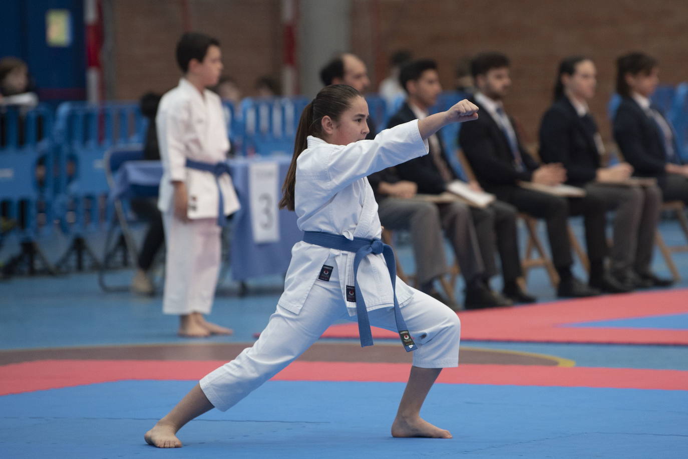 Imagen de archivo de una joven karateka cántabra haciendo un kata.