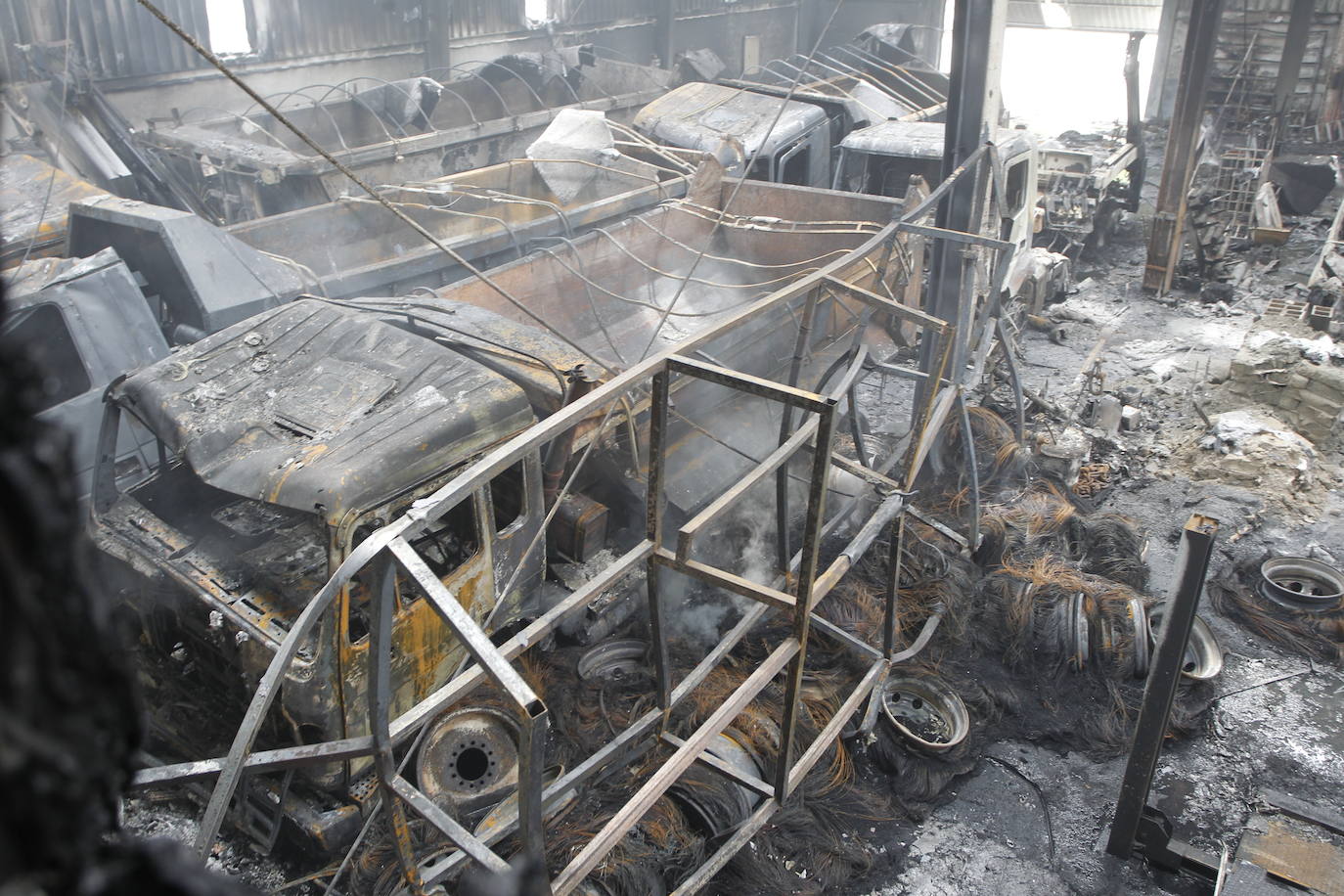 Fotos: Así ha quedado la nave de Polanco tras el incendio