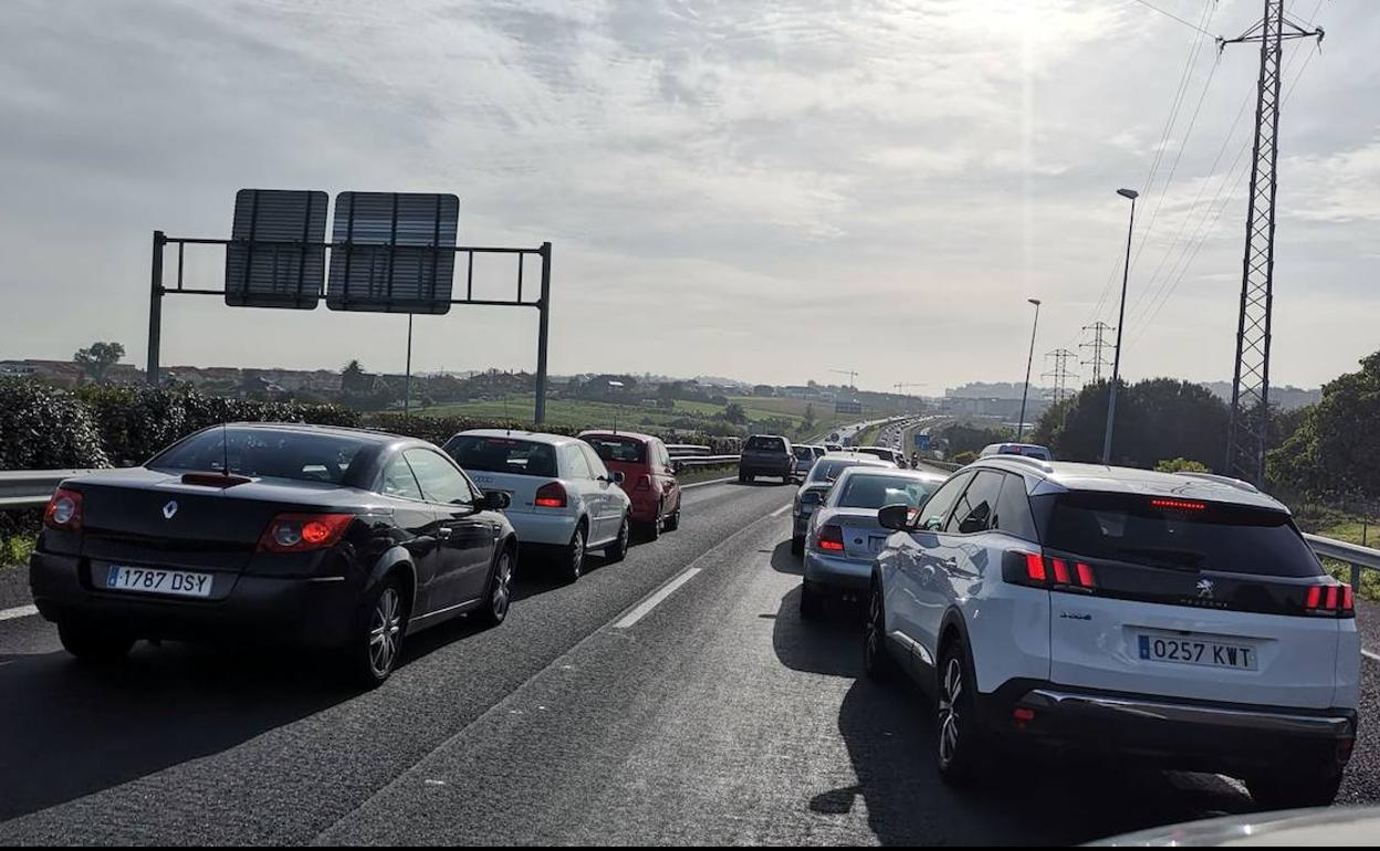 Colas de coches en la S-20, poco antes de las nueve de la mañana.