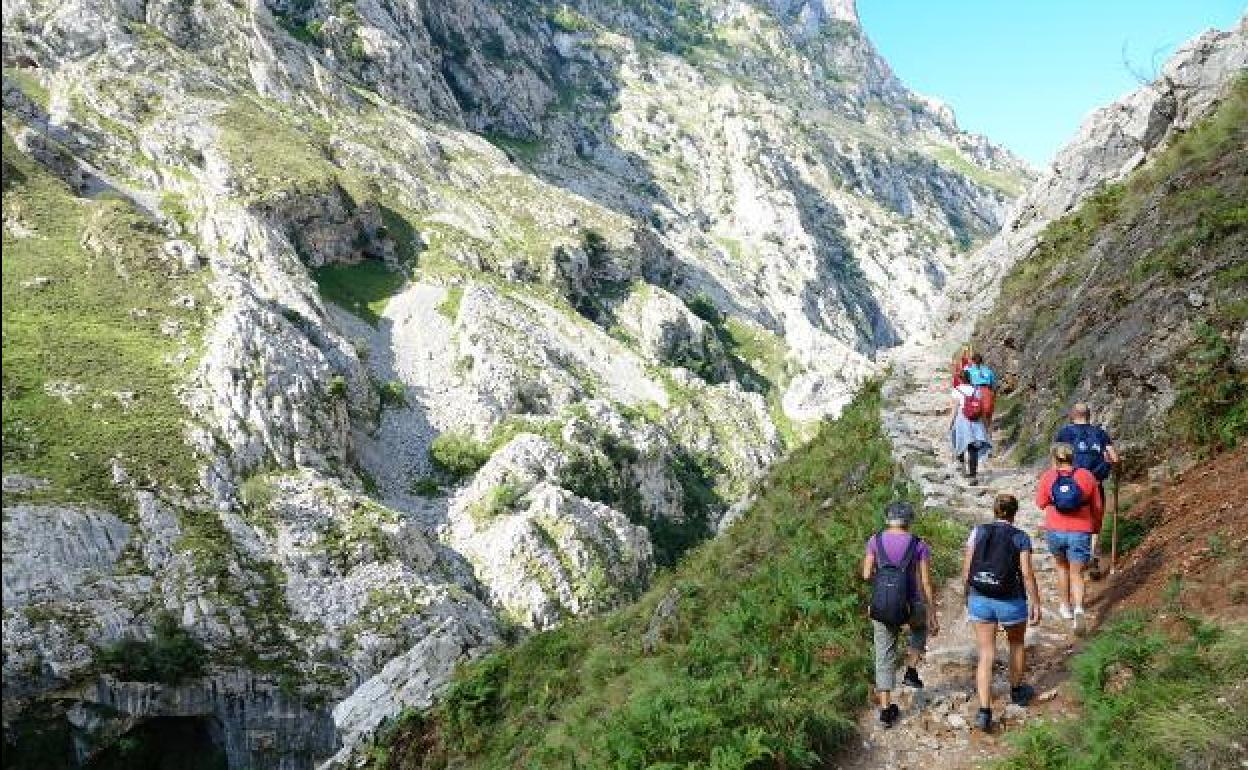 Senderistas en la Ruta del Cares, en el Parque de los Picos.