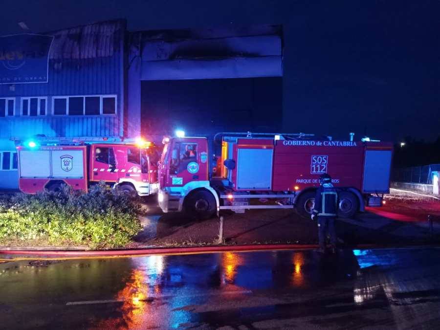 Fotos: Imágenes del dispositivo de extinción del incendio en una nave industrial en Polanco