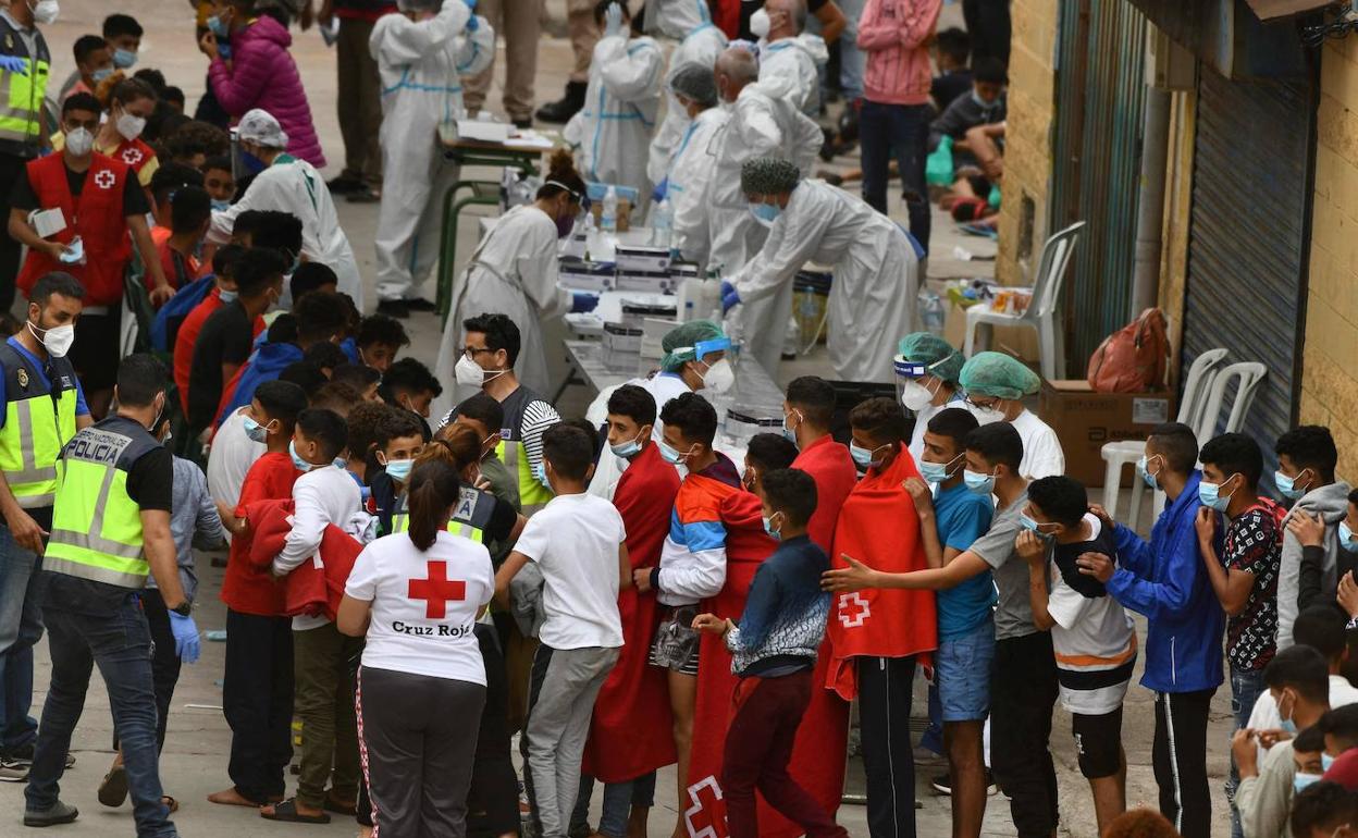 Menores llegados a Ceuta esperan una prueba PCR.