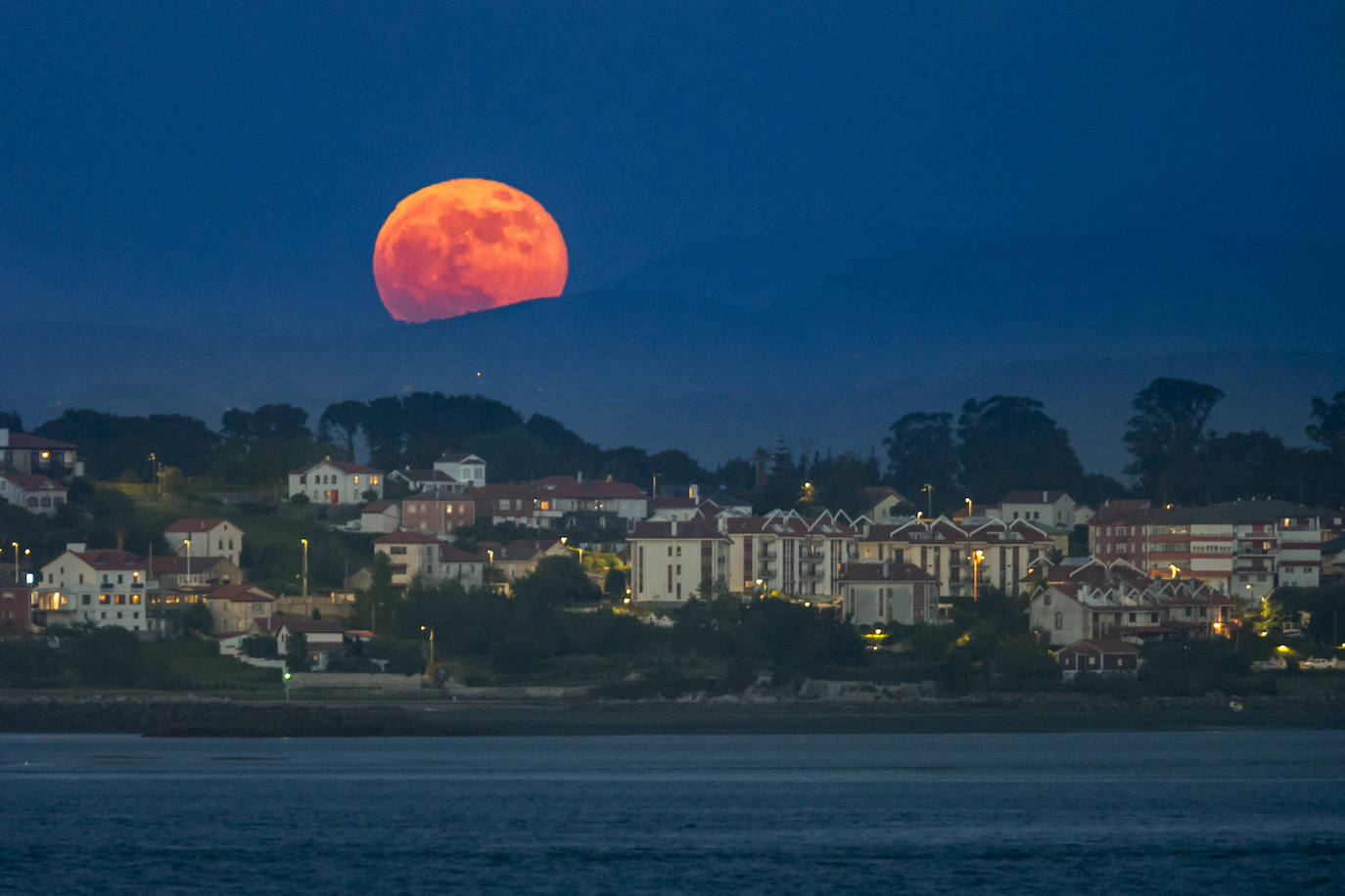 La superluna tiñó de rojo el cielo de Pedreña