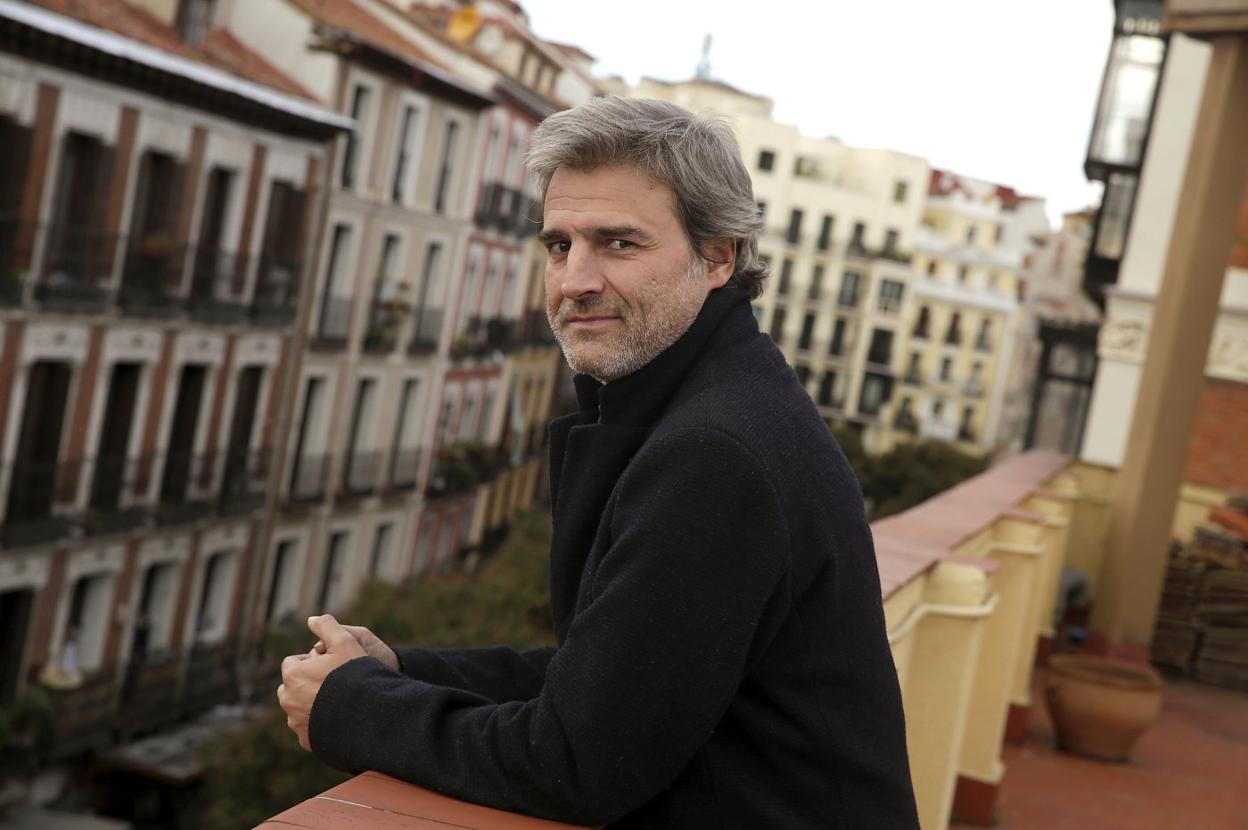 El actor madrileño Alberto San Juan posa en una terraza en Madrid. david gonzález