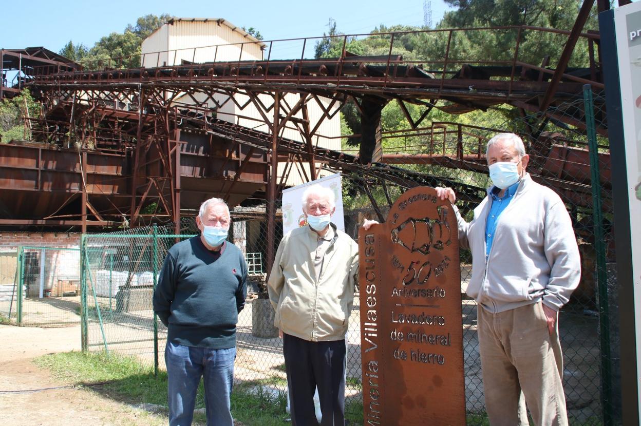 Carmelo Torre, Luis Castanedo Cavia y José Manuel Madrazo, antiguos trabajadores de la Orconera, junto al tótem que se descubrió ayer. 