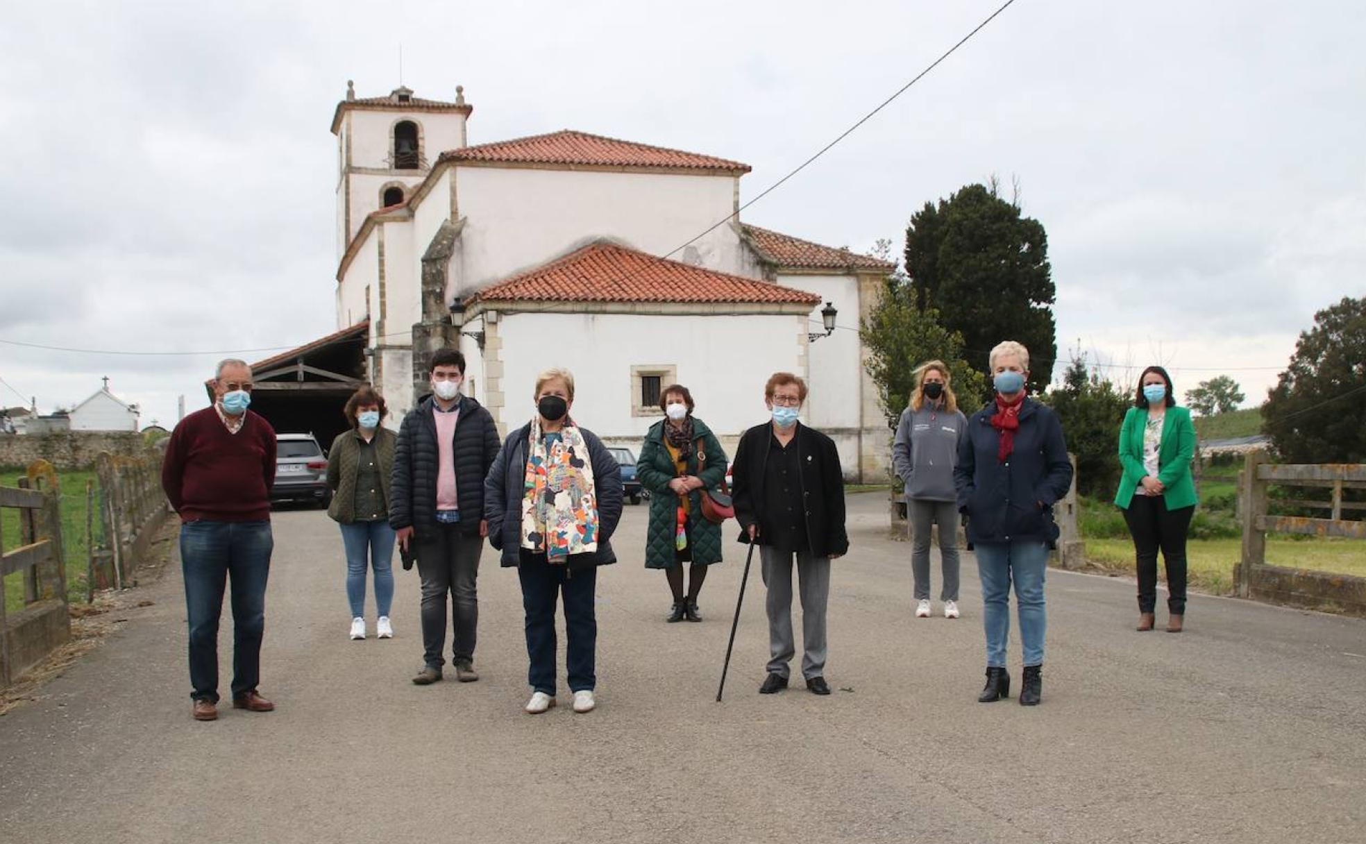 Los vecinos posan ante el templo de Santiago Apóstol en Orejo 