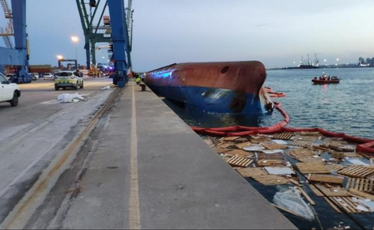 El buque 'Nazmiye Ana', tras volcar en el puerto de Castellón.