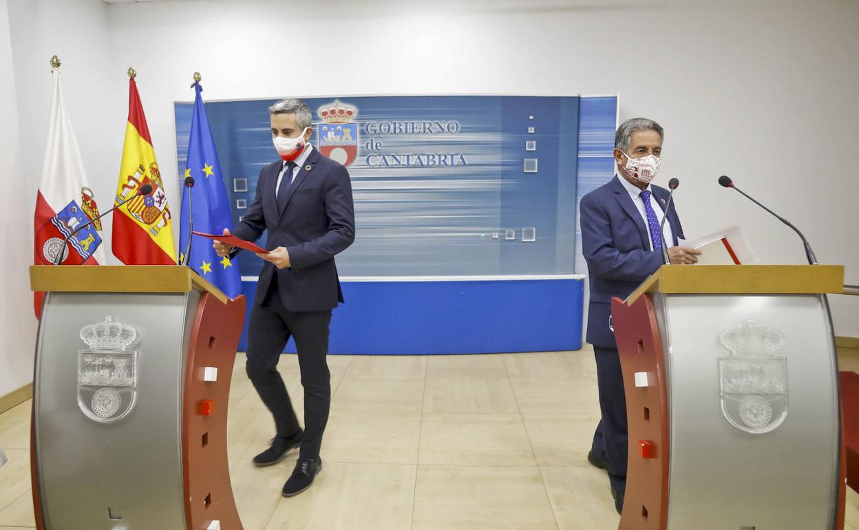 Zuloaga y Revilla, en la sala de prensa del Gobierno de Cantabria, en una comparecencia conjunta.