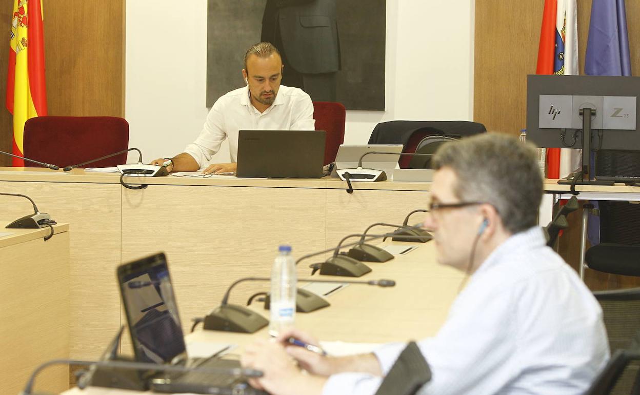 Imagen de archivo de un pleno telemático en el Ayuntamiento de Torrelavega.