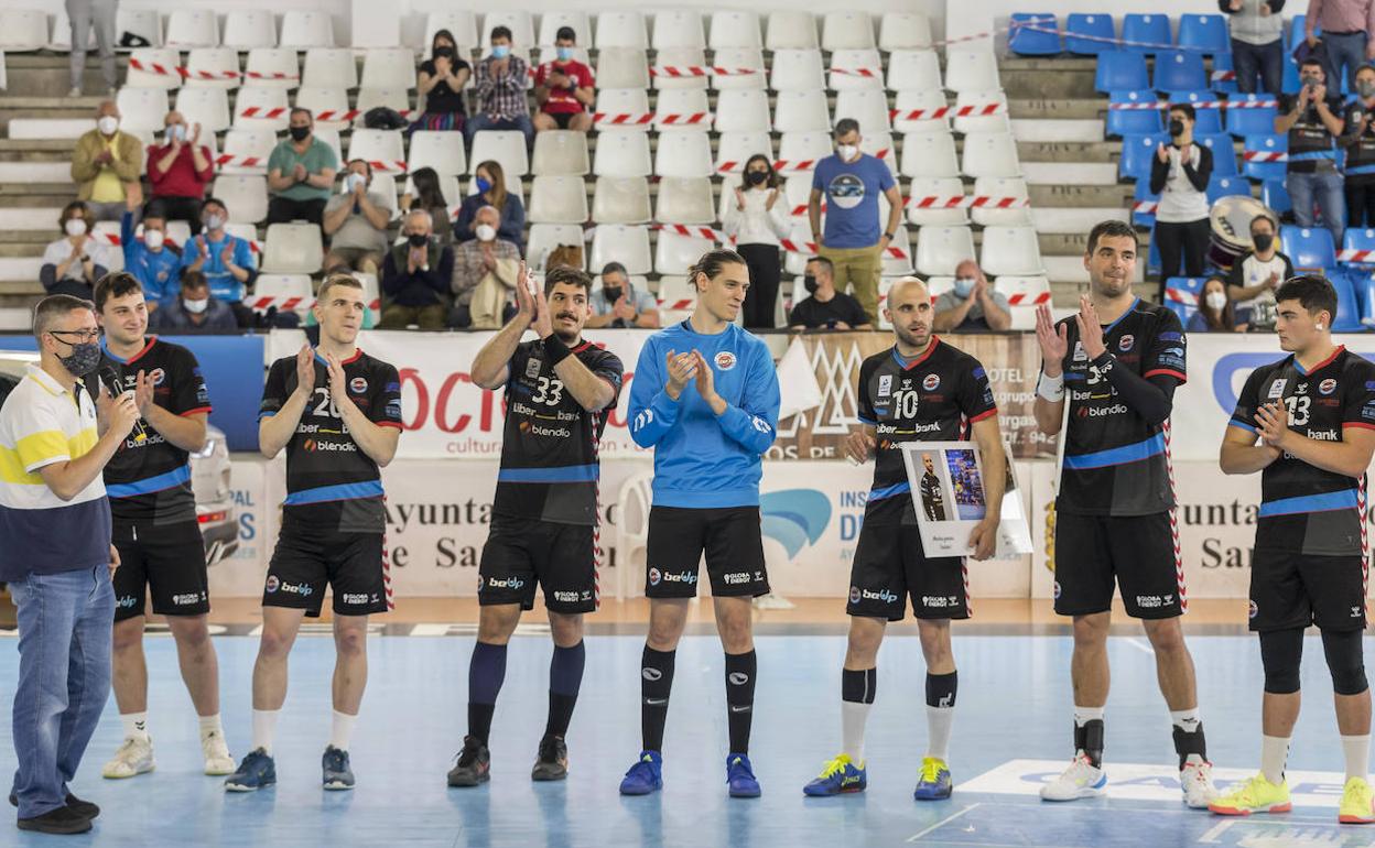 Los jugadores del Liberbank Cantabria Sinfín aplaudieron al público al acabar el partido desde el centro de la pista. 