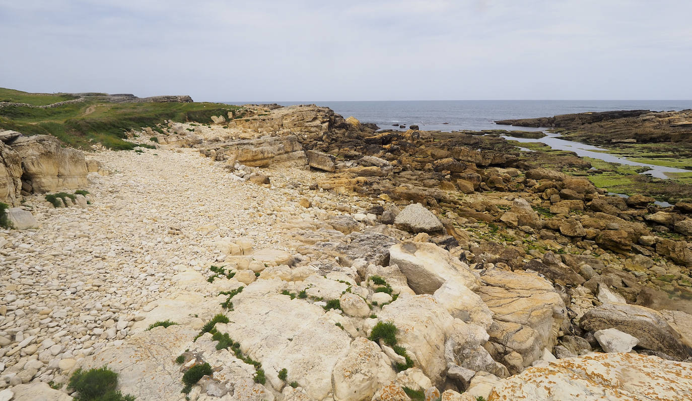 Es una pequeña playa que atrae, sobre todo, a vecinos de la zona y no es tan conocida por el turismo. Se denomina playa de Las Canteras porque está formada por blancas rocas calizas en lugar de por arena, lo que la distingue de otras playas de la zona con otro tipo de formaciones rocosas. Este desconocido arenal, en el margen norte de la senda que une el faro de Cabo Mayor con el Bocal, es de aguas tranquilas y el baño en ella no entraña peligro. 