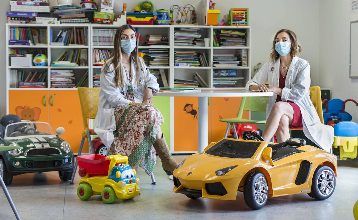 Las pediatras Ana Pastor (izquierda) y María Jesús Cabero, jefa de servicio de Pediatría de Valdecilla, en una de las salas de la planta de hospitalización. 