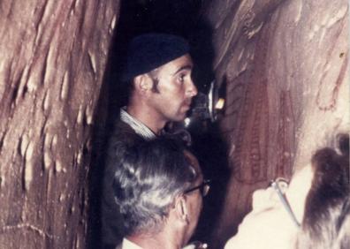 Imagen secundaria 1 - Alfredo Riancho, durante una visita a La Pasiega, observa algunas de las pinturas. A la derecha, Eloy Gutiérrez, el operario que señaló la cueva.