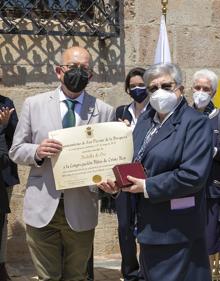 Imagen secundaria 2 - San Vicente premia a las Hijas de Cristo Rey con la medalla de oro de la villa