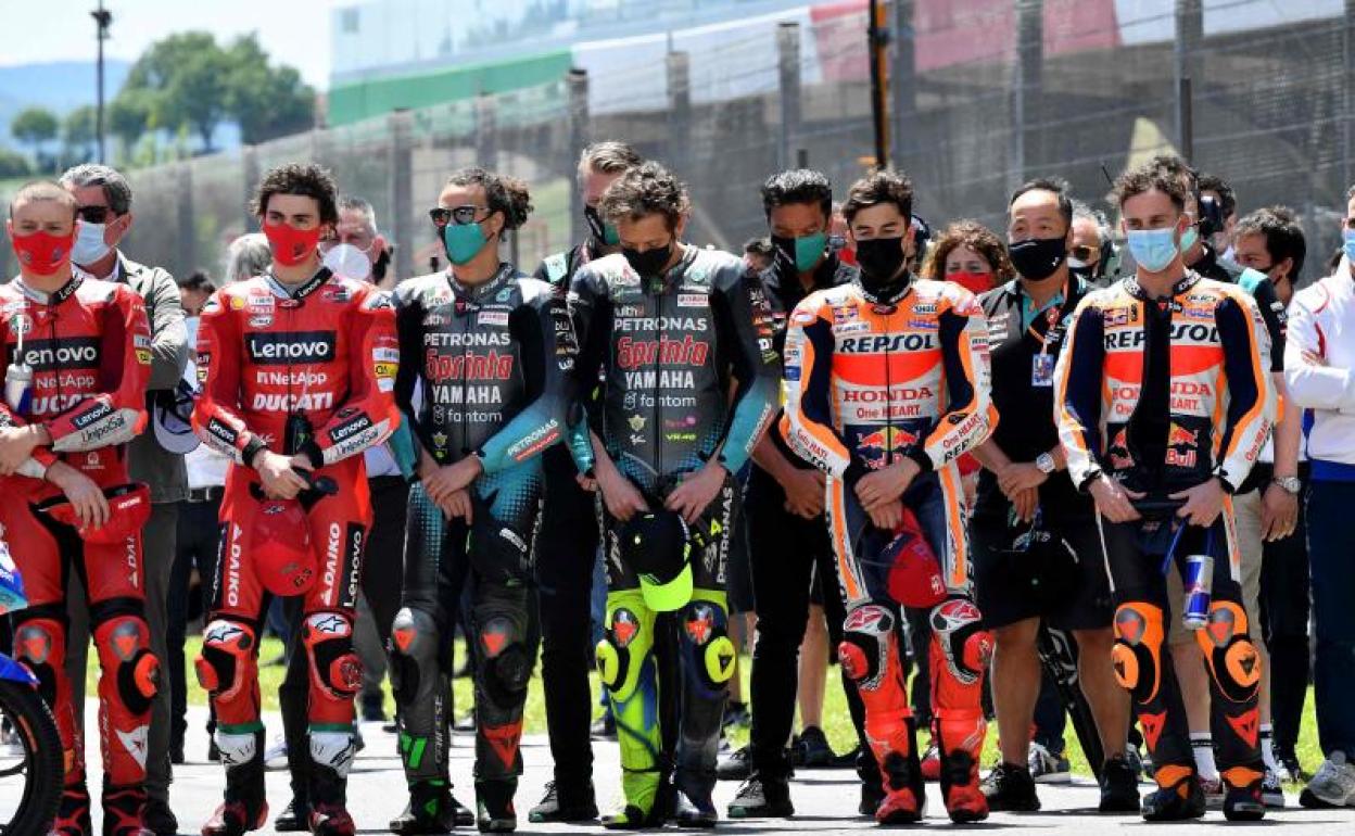 Minuto de silencio en memoria de Jason Dupasquier antes de la carrera de MotoGP en Mugello. 