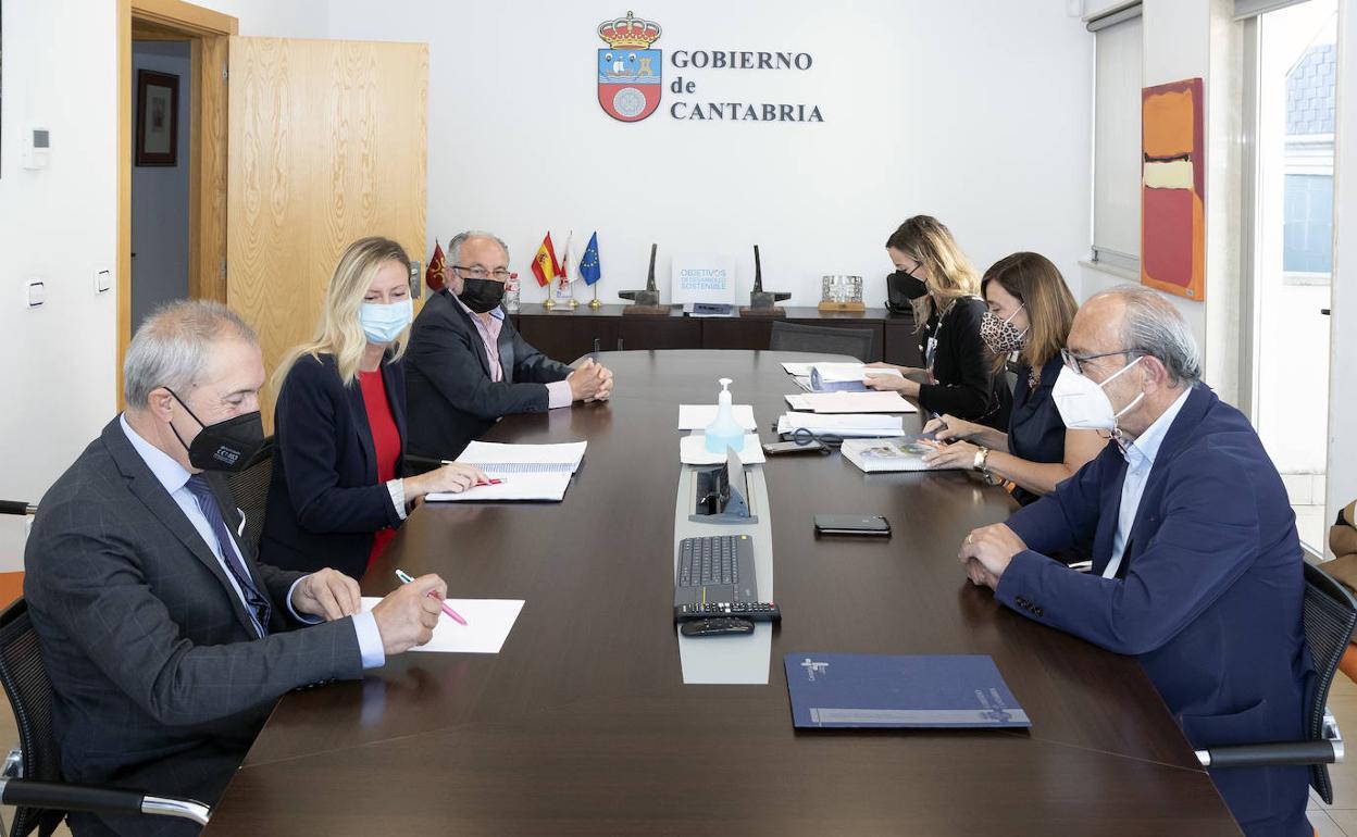 Los consejeros Paula Fernández y Javier López Marcano, reunidos con representantes de la Asociación de Empresarios de Hostelería de Cantabria.