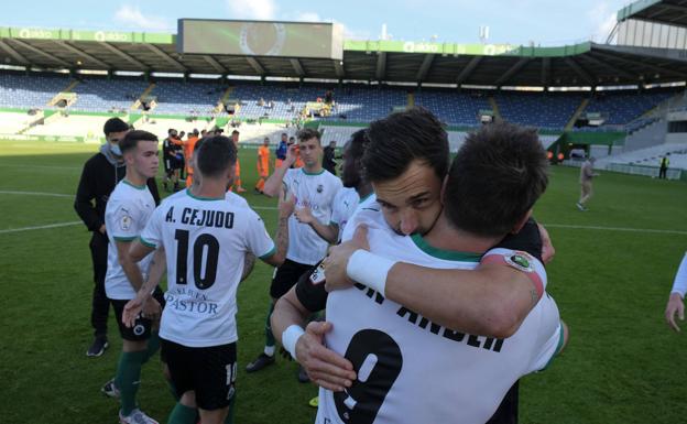 Iván Crespo abraza a Jon Ander tras el último partido de Liga. 