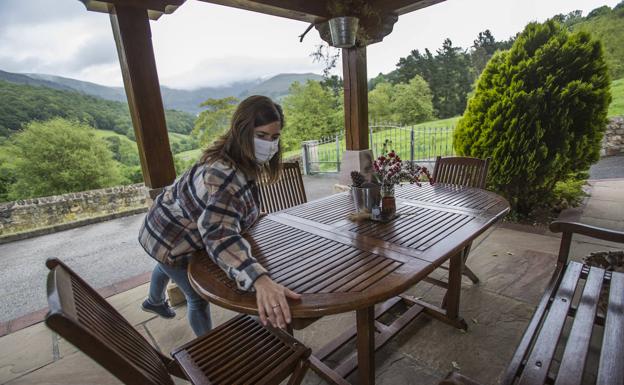 Ana Casuso acondiciona la terraza en La Casona del Abuelo, en pleno monte de Selaya. 