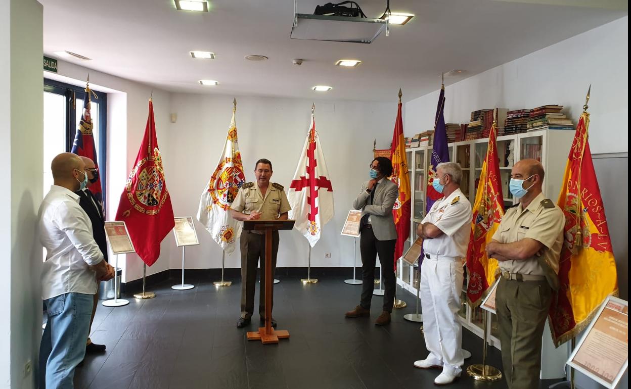 El alcalde, Javier Fernández Soberón, y diferentes autoridades del Ejército estuvieron presentes hoy, durante la inauguración de la muestra.