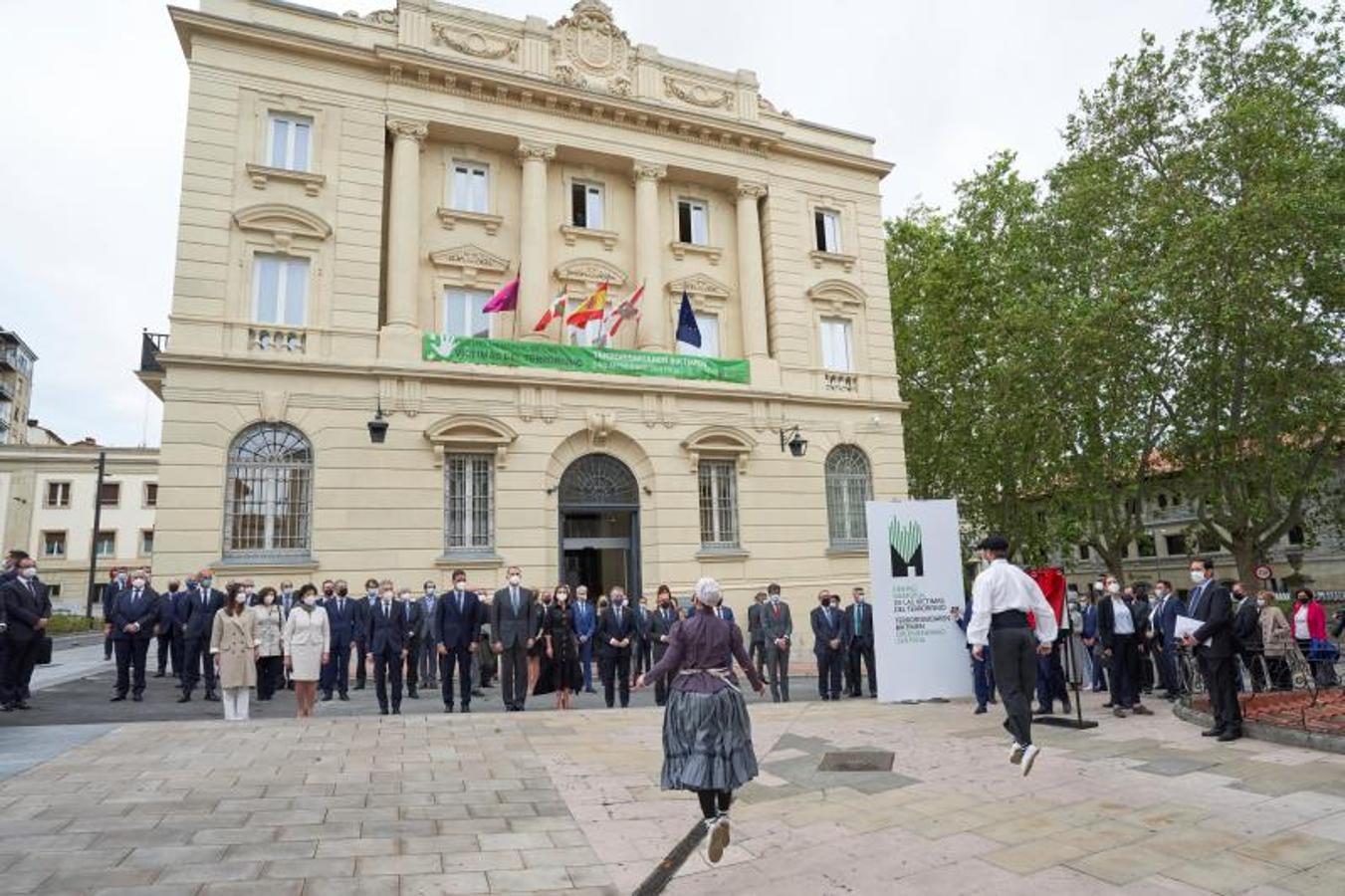 Dos dantzaris durante el aurresku de honor en presencia del Rey Felipe junto a la Reina Letizia, el Presidente del Gobierno, Pedro Sánchez y el Lehendakari Iñigo Urkullu en la inauguración del centro memorial de las victimas del terrorismo, en Vitoria.