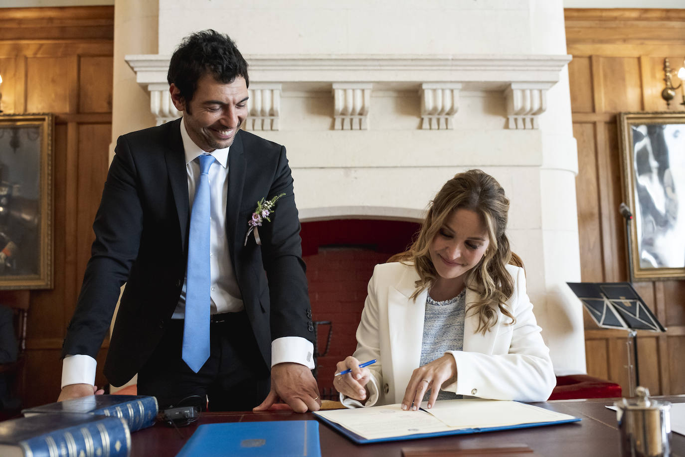 El presentador de 'Aquí la Tierra' se casó con Sandra Castillo en un enlace «muy familiar» celebrado en el Palacio de La Magdalena.