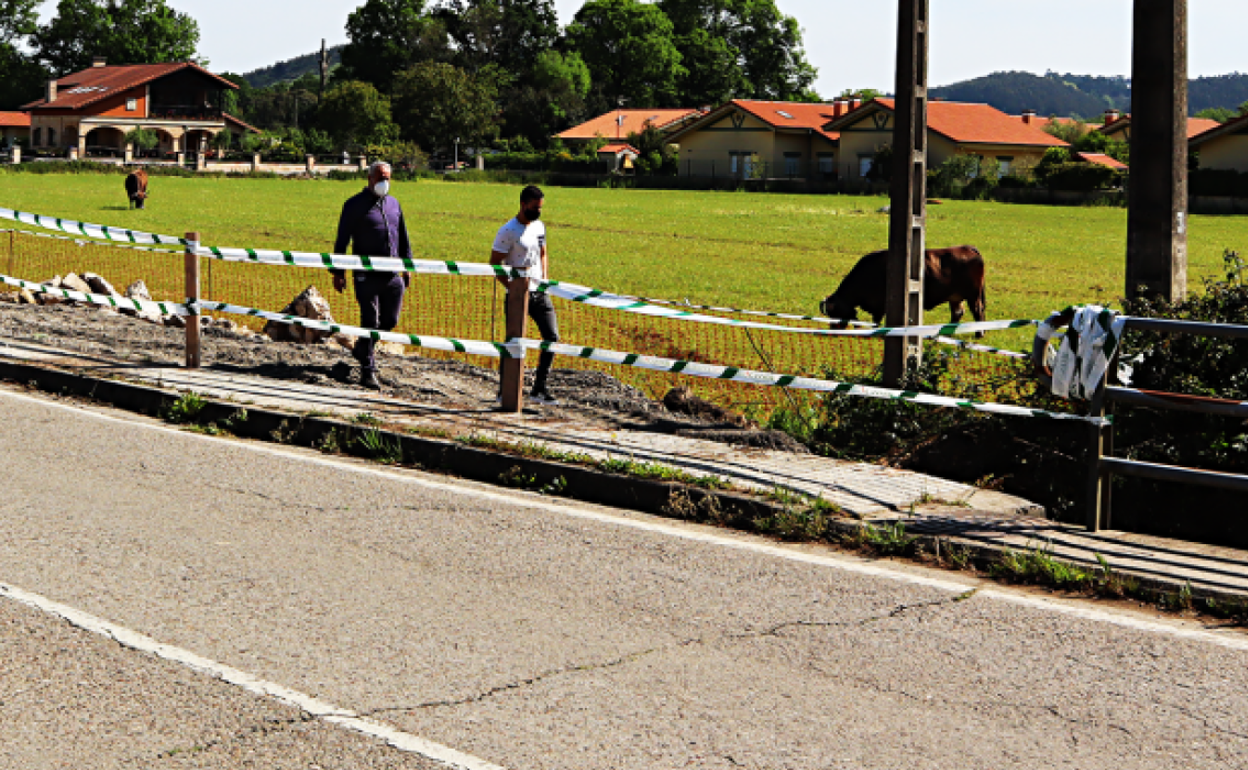 El alcalde en funciones, Alejandro Llano Martínez, y el ahora exalcalde, José María Ruiz Gómez, durante la visita realizada al inicio de las obras. 