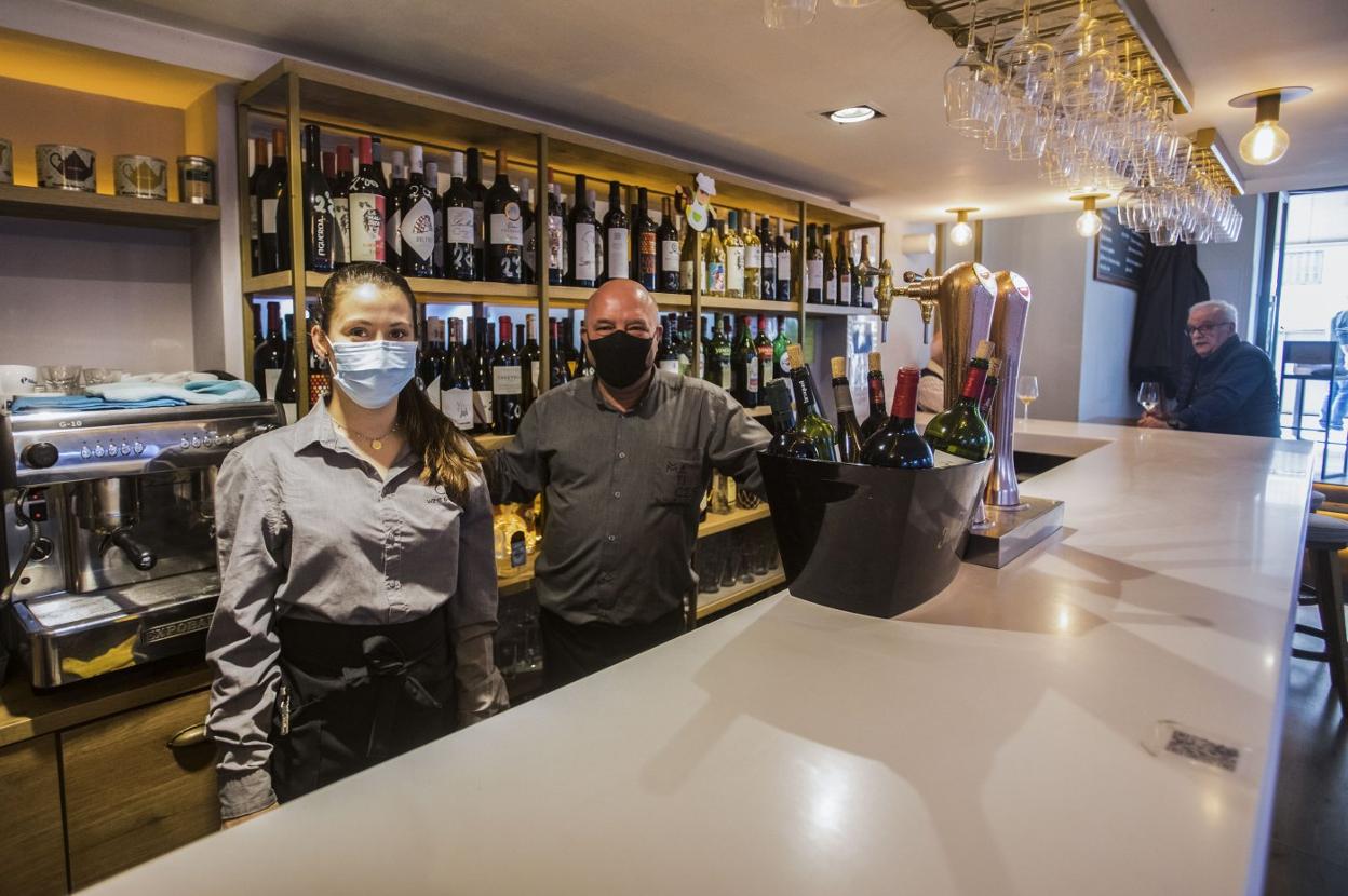 p Tras la barra. Juan Carlos Martínez, junto a una de sus empleadas, en su restaurante Matices, en Santander. 