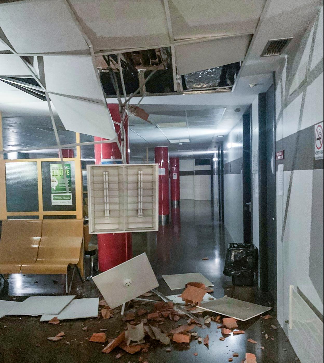 Sala de espera en la que se produjo el derrumbe del techo.