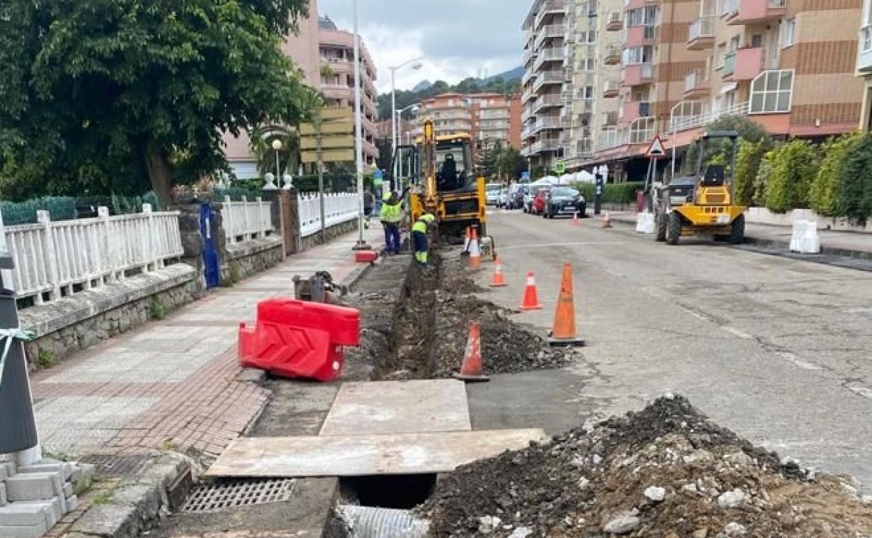 Los operarios trabajan en incrementar la presión del agua en Castro.