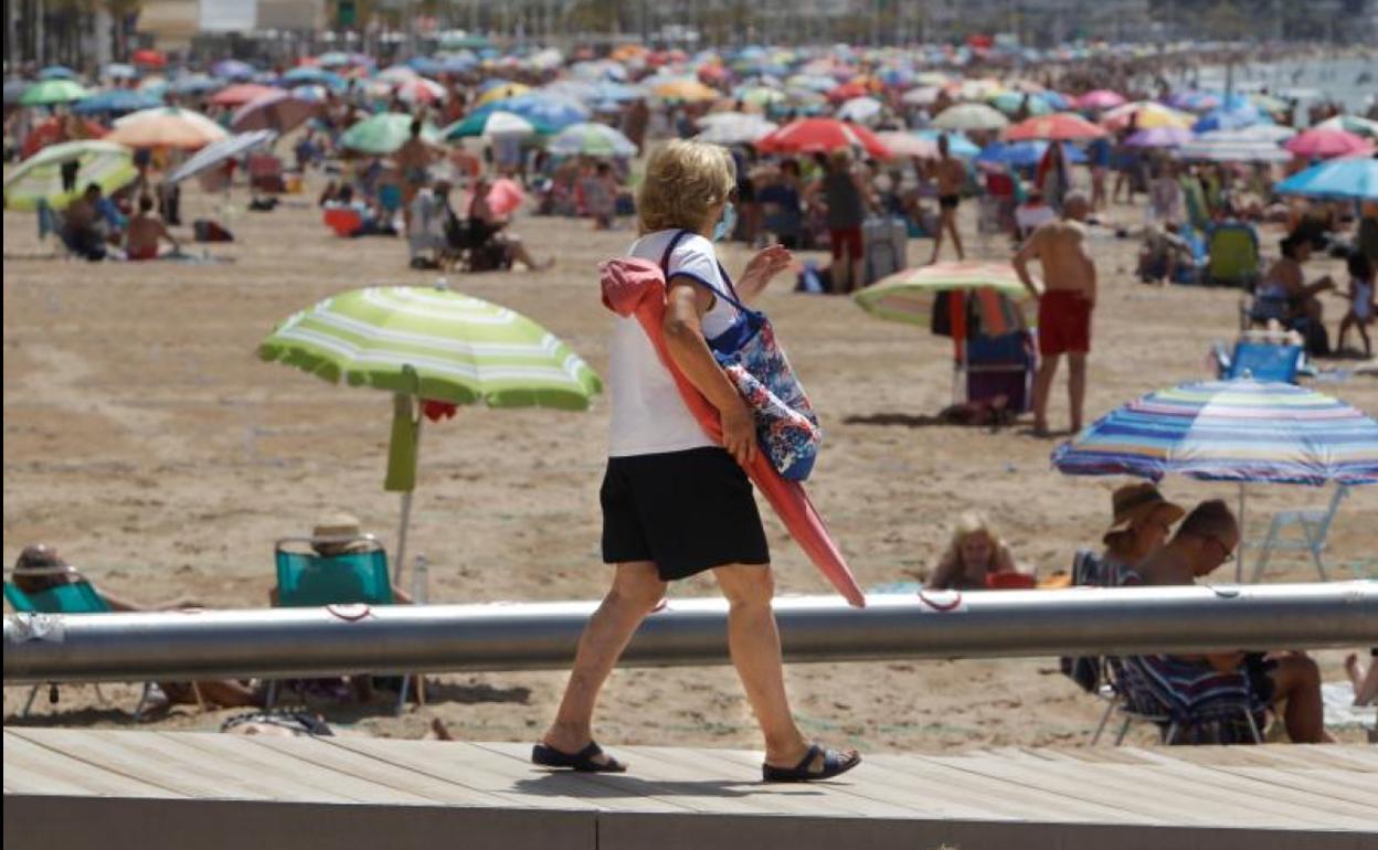 Una persona recorre la Playa de Levante de Benidorm.