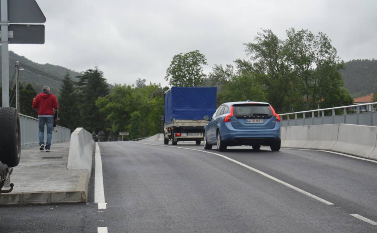 Los vecinos de Ampuero pueden ahora atravesar el puente en condiciones de seguridad 